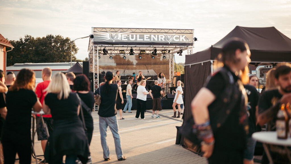 Bühne Eulenrock Party in Frochheim mit der Band Dreckarchitekten aus Bamberg